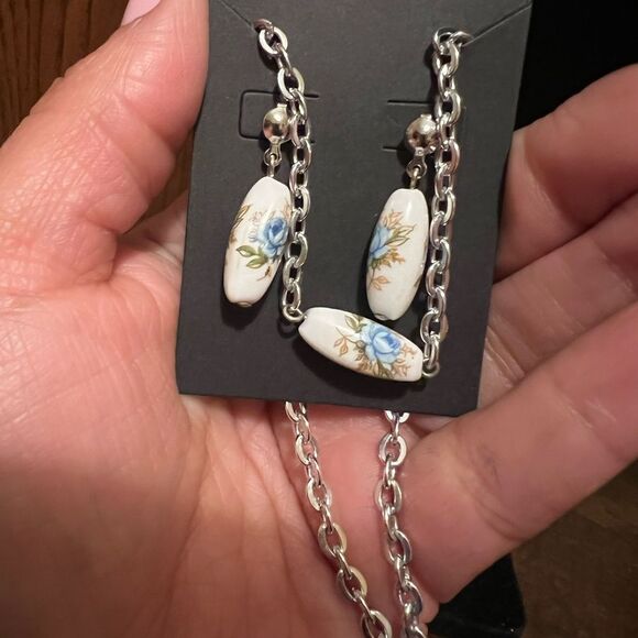 EMMONS CERAMIC BLUE FLOWER EARRINGS AND NECKLACE SET IN SILVER - Picture 4 of 4